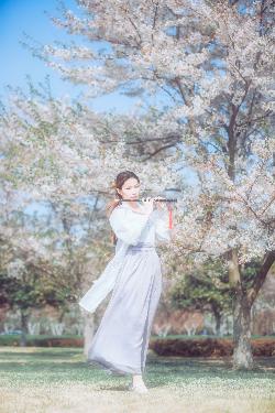 在桌下含她的花蒂和舌头漫画